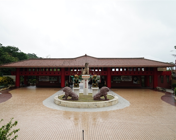 桃園國際機場 → 沖繩(琉球)那霸空港 → 玉泉鐘乳石洞~文化王國村~琉球傳統大鼓隊表演 → 琉球王朝古蹟~世界文化遺產~守禮門‧首里城跡(外城) → 波之上神宮